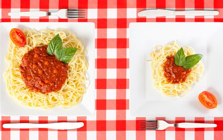 Zwei Teller Spaghetti, einmal eine grosse Portion und einmal eine kleine Portion