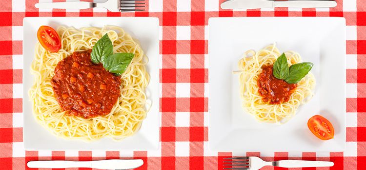 Zwei Teller Spaghetti, einmal eine grosse Portion und einmal eine kleine Portion