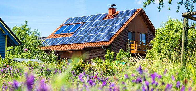 Wohnhaus mit Photovoltaik-Panels auf dem Dach