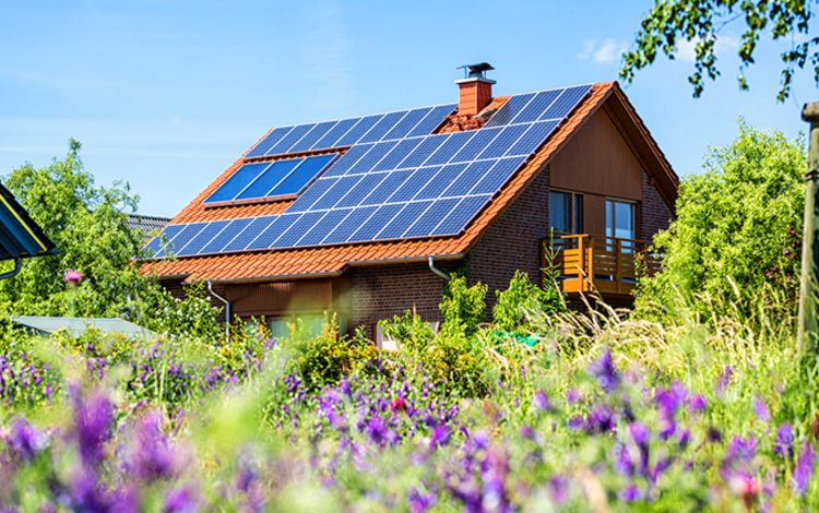 Wohnhaus mit Photovoltaik-Panels auf dem Dach