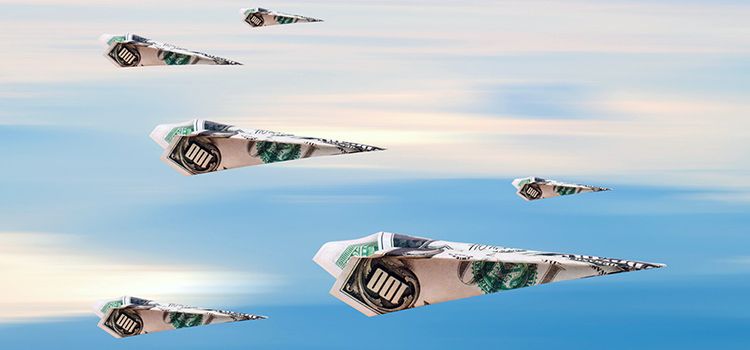 Fliegendes Geschwader geformt aus Dollarnoten