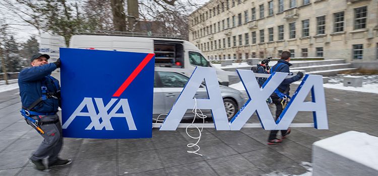 Zwei Arbeiten tragen eine Leuchtreklame Axa Versicherungen