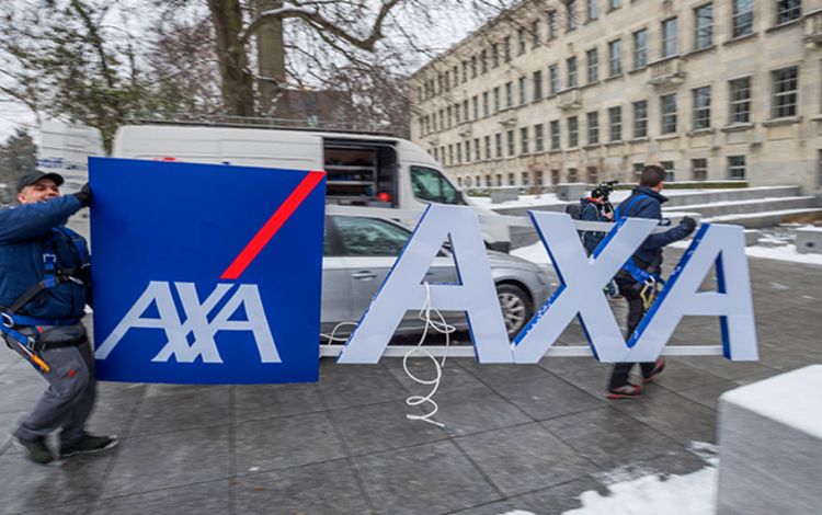 Zwei Arbeiten tragen eine Leuchtreklame Axa Versicherungen