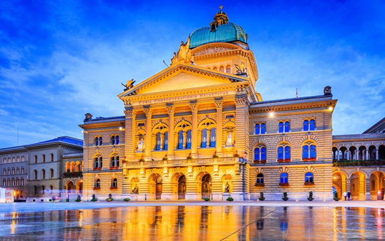 Das Bundeshaus in Bern bei Nacht