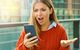 Verärgerte junge Frau am Smartphone