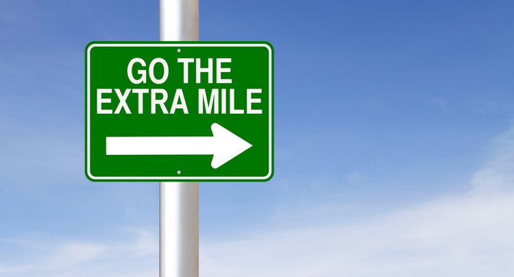 Schild mit Aufschrift Extra Mile