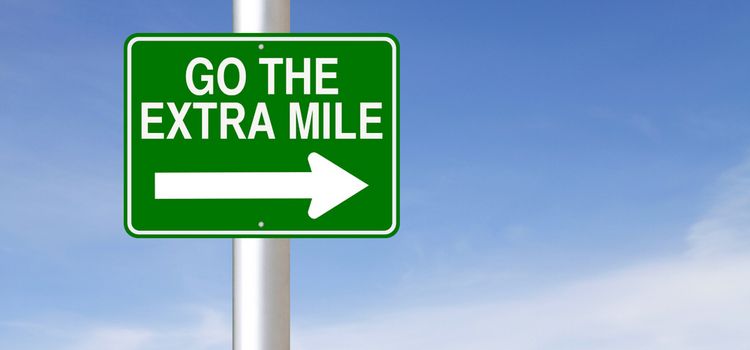 Schild mit Aufschrift Extra Mile