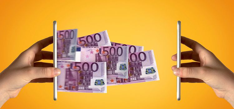Geld wird zwischen zwei Smartphones ausgetauscht