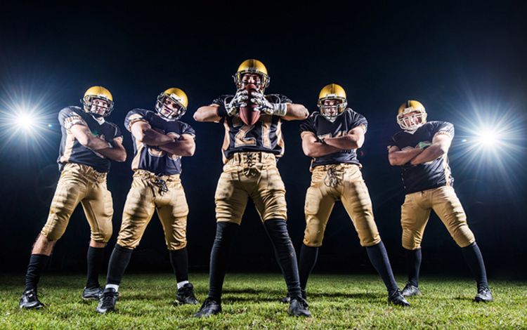 Spieler des American Football auf dem Rasen im Stadion