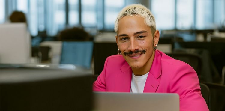 Fin, der neue KI-CEO hat schon mal Platz genommen