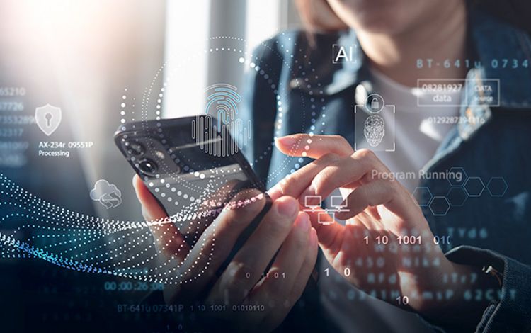 Frau beim Banking auf dem Handy