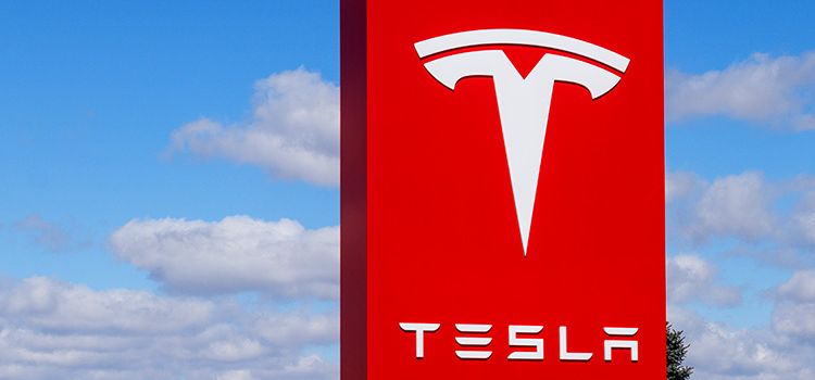 Tesla-Logo auf einem Schild