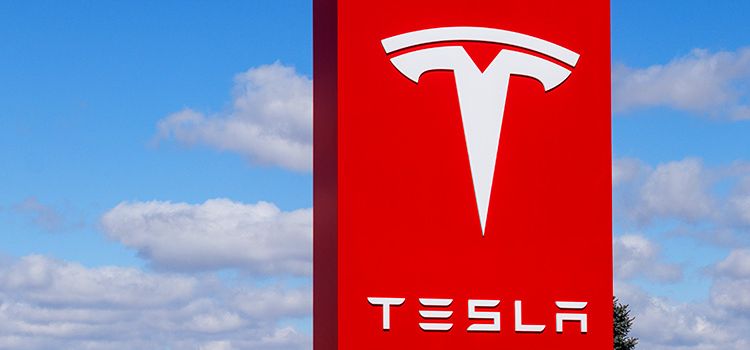 Tesla-Logo auf einem Schild