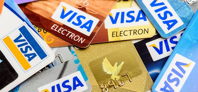 Visa Kreditkarten auf einem Tisch