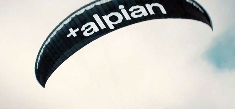 Alpian-Logo auf einem Gleitschirm
