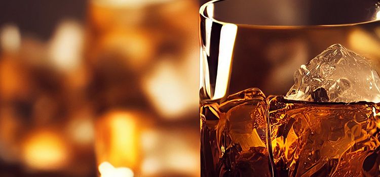 Ein Glas mit Whisky