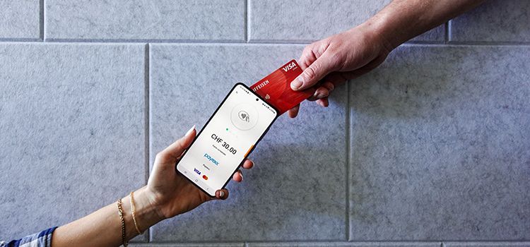 Berührungslose Zahlung mit Karte und Smartphone