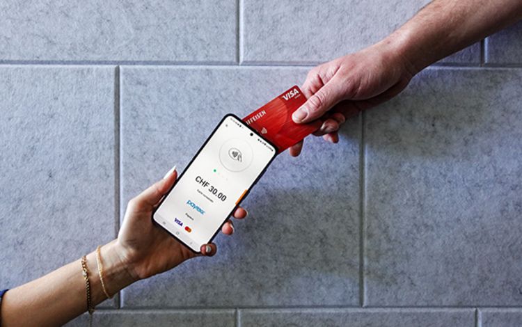Berührungslose Zahlung mit Karte und Smartphone
