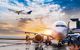 Flughafen bei Sonnenuntergang, ein Flugzeug wird betankt