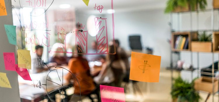 Team in einem Büro am Arbeiten