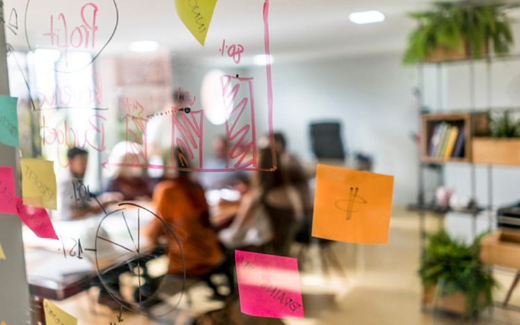 Team in einem Büro am Arbeiten