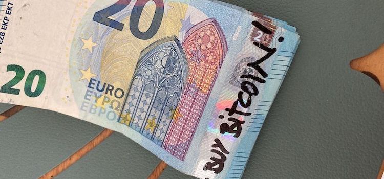 Eine 20-Euro-Note mit dem Schriftzug "Bitcoin"