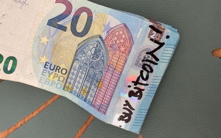 Eine 20-Euro-Note mit dem Schriftzug "Bitcoin"