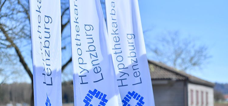 Flaggen der Hypothekarbank Lenzburg