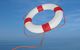 Rettungsring an roter Leine fliegt übers Wasser