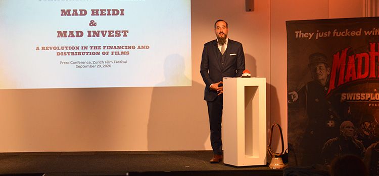 German Ramirez auf der Bühne an der Medienkonferenz von Mad Heidi