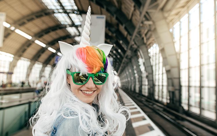 Junge Frau als Unicorn verkleidet