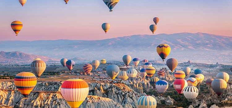 Luftaufnahme einer Flotte von Heissluftballons in der Türkey