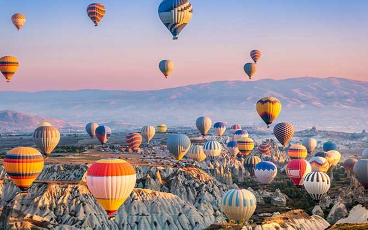 Luftaufnahme einer Flotte von Heissluftballons in der Türkey