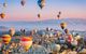 Luftaufnahme einer Flotte von Heissluftballons in der Türkey