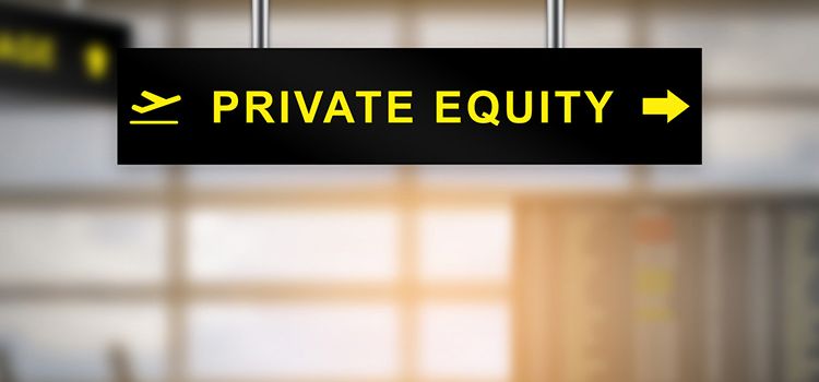 Schild am Flughafen mit Aufschrift: Private Equity