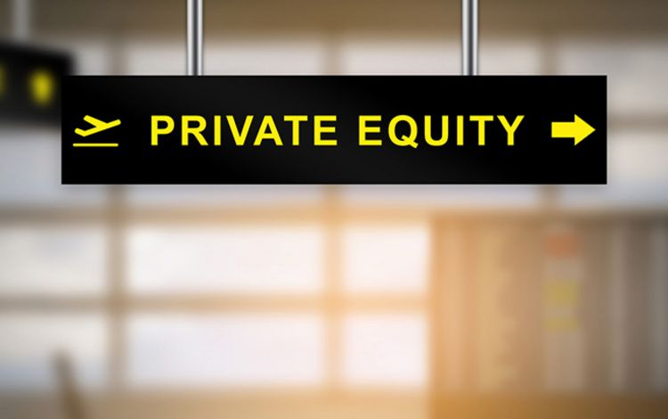 Schild am Flughafen mit Aufschrift: Private Equity