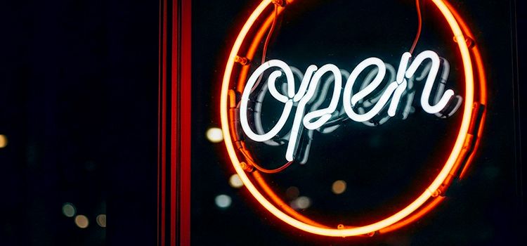 Leuchtschrift mit dem Wort Open