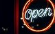 Leuchtschrift mit dem Wort Open