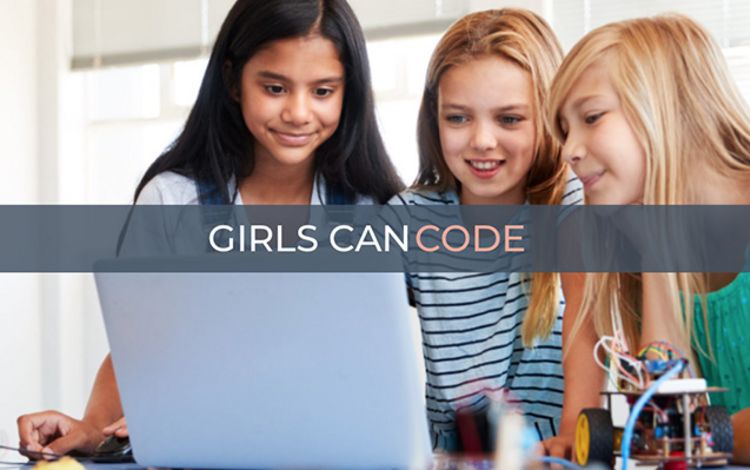 Mädchen beim Coden am PC