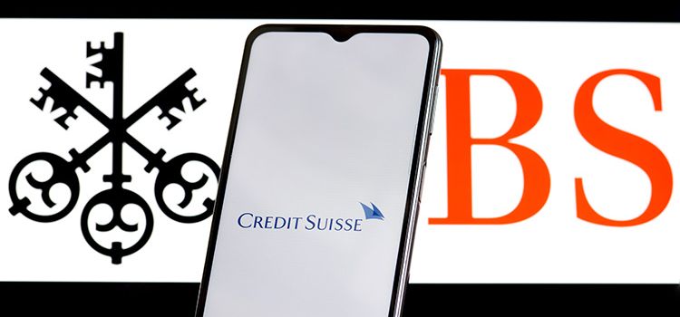 Das Logo der Credit Suisse vor dem Logo der Grossbank UBS