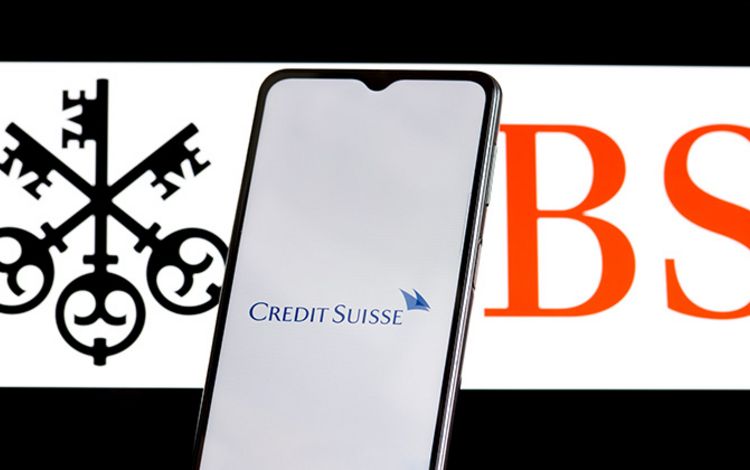 Das Logo der Credit Suisse vor dem Logo der Grossbank UBS