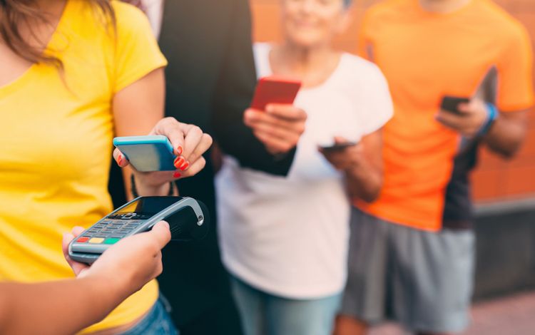 Menschen beim mobilen Bezahlen