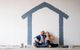 Junges Paar im neuen Haus ruht sich aus während der Malerarbeiten