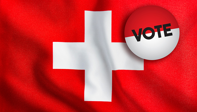 Schweizer Flagge und Sticker mit "Vote"
