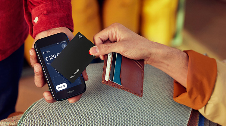 Eine Kunde macht eine mobile Zahlung über ein Terminal mit Karte
