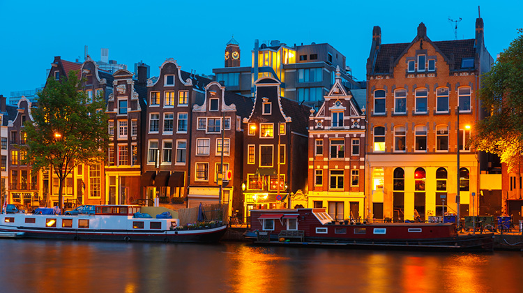 Amsterdam in der Nacht, Blick auf Grachten und Häuser