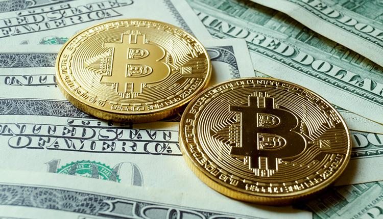 Bitcoin-Münze auf Dollar-Scheinen