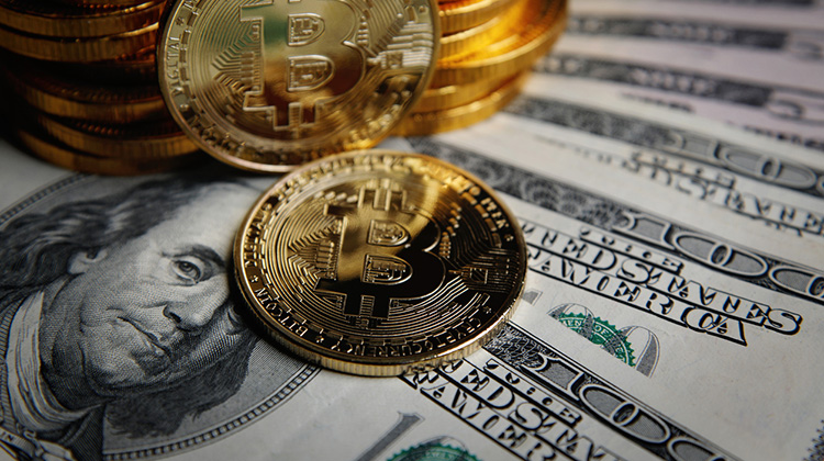 Bitcoin-Münzen auf Dollarscheinen