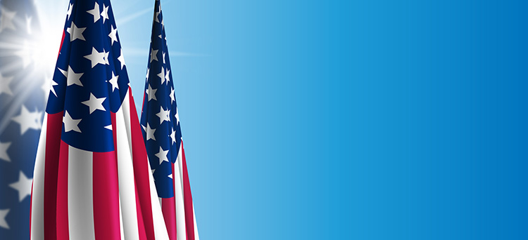 Flaggen USA gegen blauen Himmel