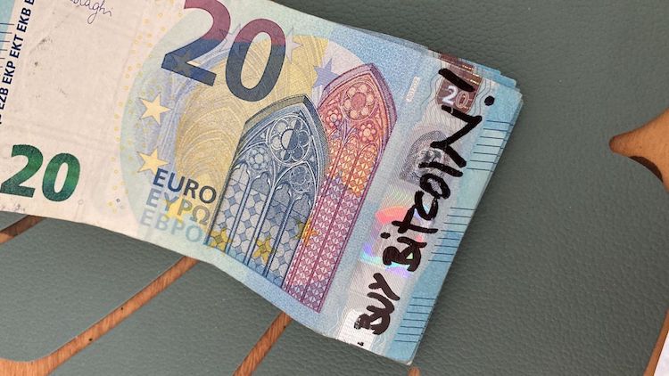 Eine 20-Euro-Note mit dem Schriftzug "Bitcoin"